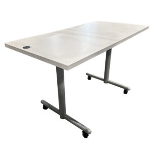 Used 48" W Mobile Training Table – Crème Top / Silver Base Mobile training table featuring a crème laminate top with silver T-leg base designed for flexible classroom, training, and collaborative environments. Crème laminate work surface Silver T-leg base Mobile caster design Integrated cable grommet Dimensions: 48"W x 24"D x 29"H Perfect for training rooms, classrooms, and collaborative workspaces.