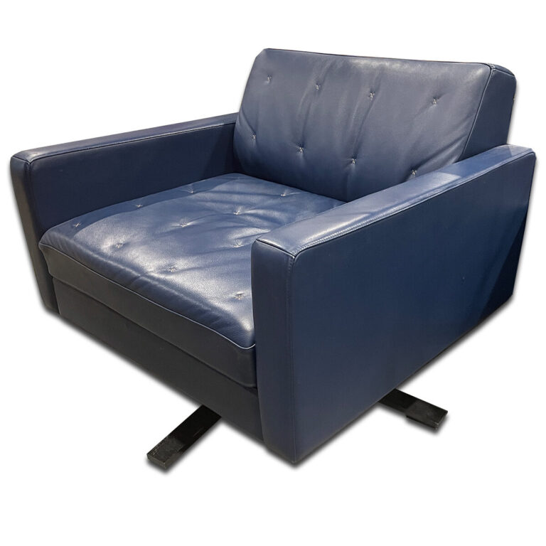 Used Haworth Poltrona Frau Kennedee Blue Vinyl Swivel Lounge Chair This Poltrona Frau “Kennedee” lounge chair delivers premium seating with a compact footprint, featuring deep cushioning, polished tailoring, and a supportive lounge posture ideal for office or reception areas. Poltrona Frau Kennedee model Blue vinyl upholstery Button-tufted seat and back Supportive lounge-height arm design Sturdy swivel metal base Dimensions: 32"W x 21"D x 26"H Ideal for offices, executive suites, and collaborative workspaces.