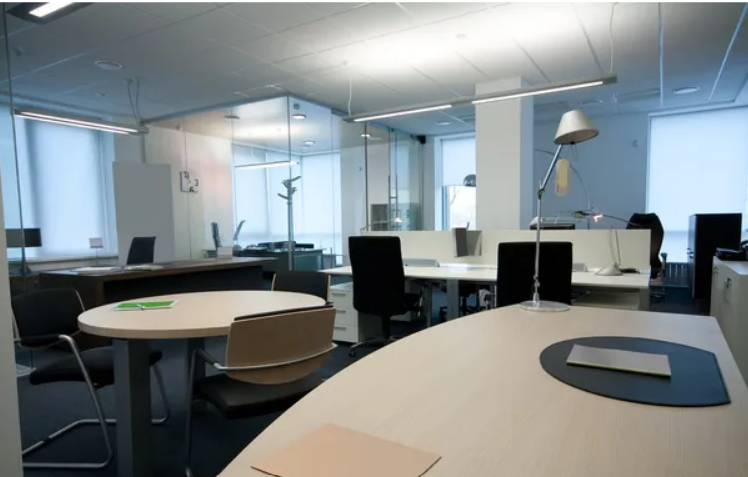 Different types of office desks